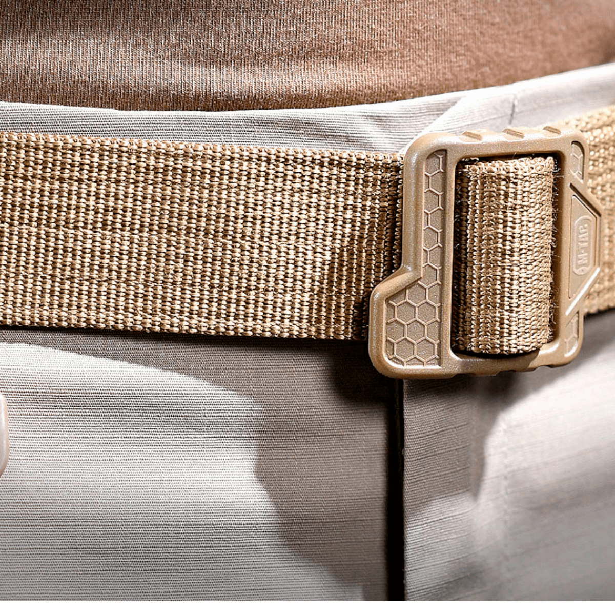 M-Tac Double Duty Taktisk Bælte Hex i sort, robust og funktionelt, designet til både hverdagsbrug og taktiske opgaver med høj holdbarhed.