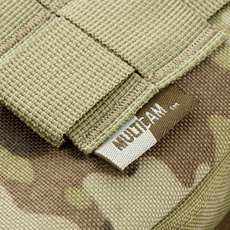 M-Tac veske til foldespade Multicam, nærbilde av MOLLE-pouch i kamuflasjedesign med synlig Multicam-merkelapp.