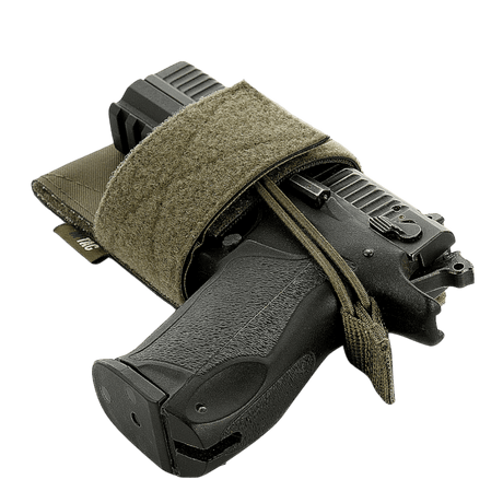 M-Tac CCW-hylster – modulært universelt hylster i khakifarget materiale med velcro hook og loop, galleri posisjon 1 til diskret bæring.