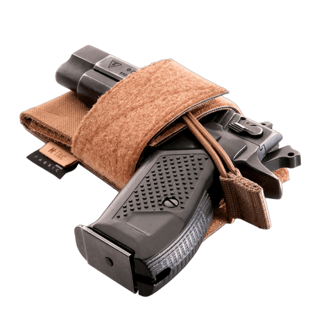 M-Tac CCW-hylster – modulært universelt hylster i khakifarget med velcro-hook, kompatibelt med NIJ-sertifiserte beskyttelsesutstyr, galleri posisjon 1.