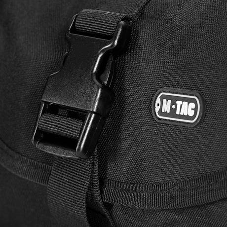 Nærbilde av M-Tac toalettmappe med robust spenne og logo, designet for oppbevaring av toalettsaker til reise og daglig bruk.