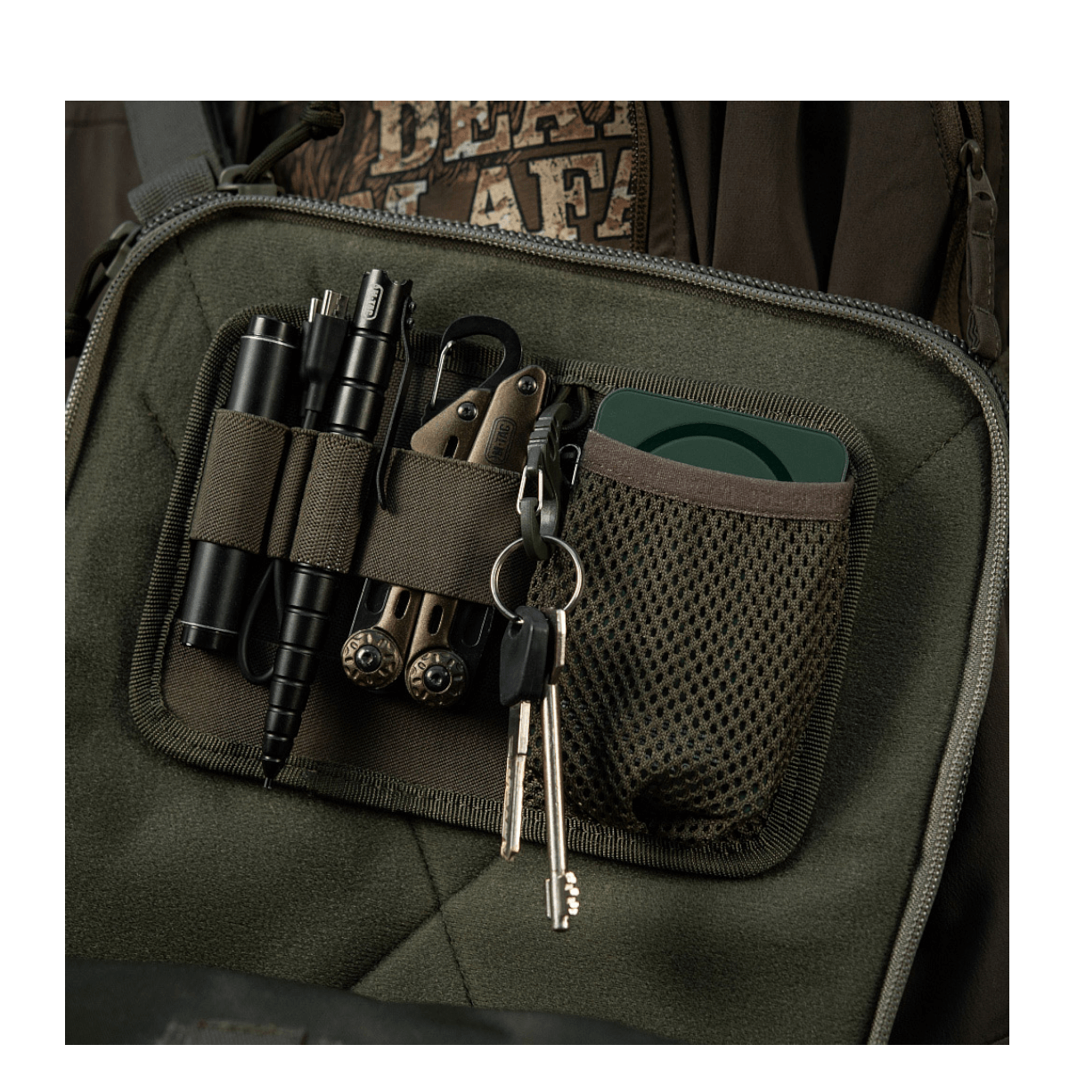 M-Tac Hook & Loop Low Profile Admin Panel med elastiske fastgørelser til gadgets i en taske.