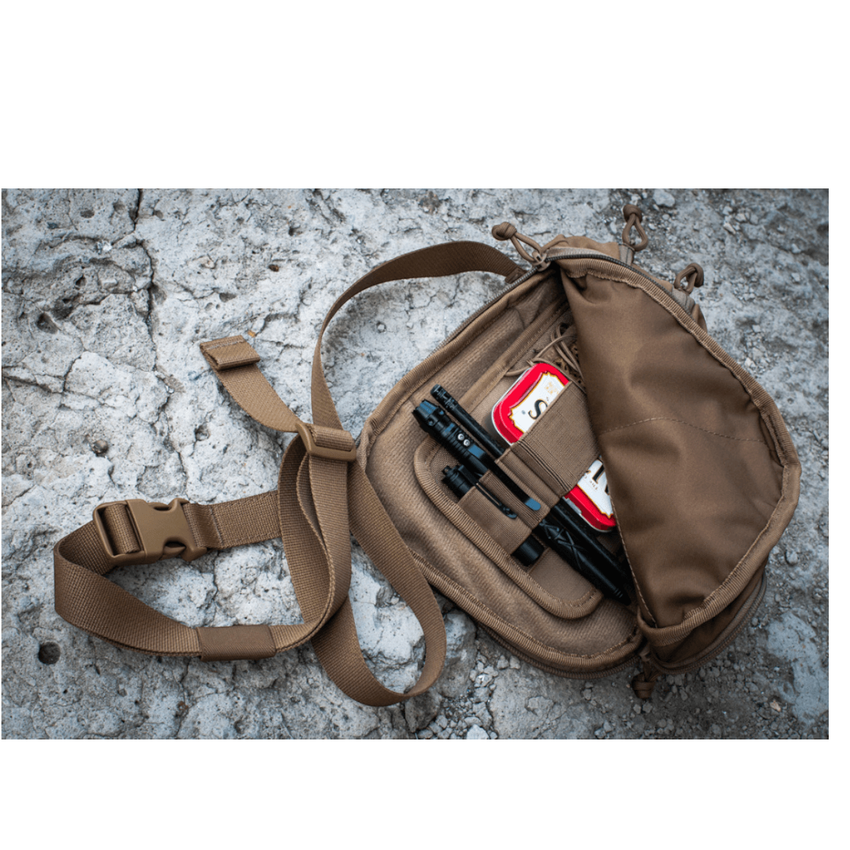 M-Tac Hook & Loop Low Profile Admin Panel med elastiske fastgøringer til pen, lommelygte og multitool i brun taske på grå baggrund.