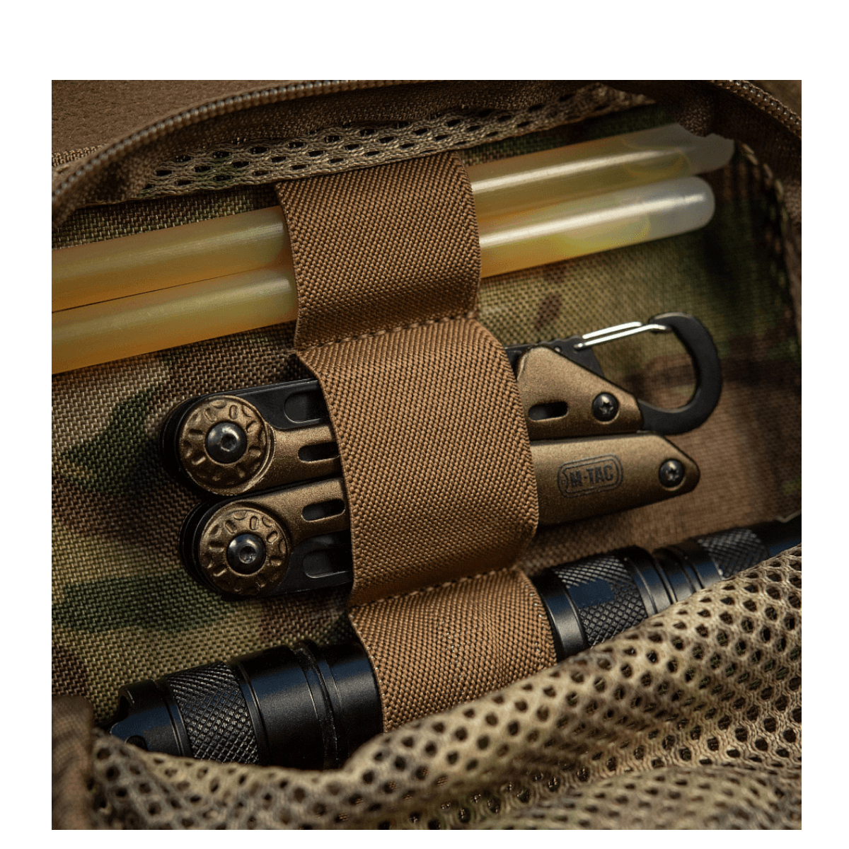 M-Tac Hook & Loop Utility Panel med lynlåslomme og moduler til organisering af småting i tasker. Kompakt 19x13 cm design.