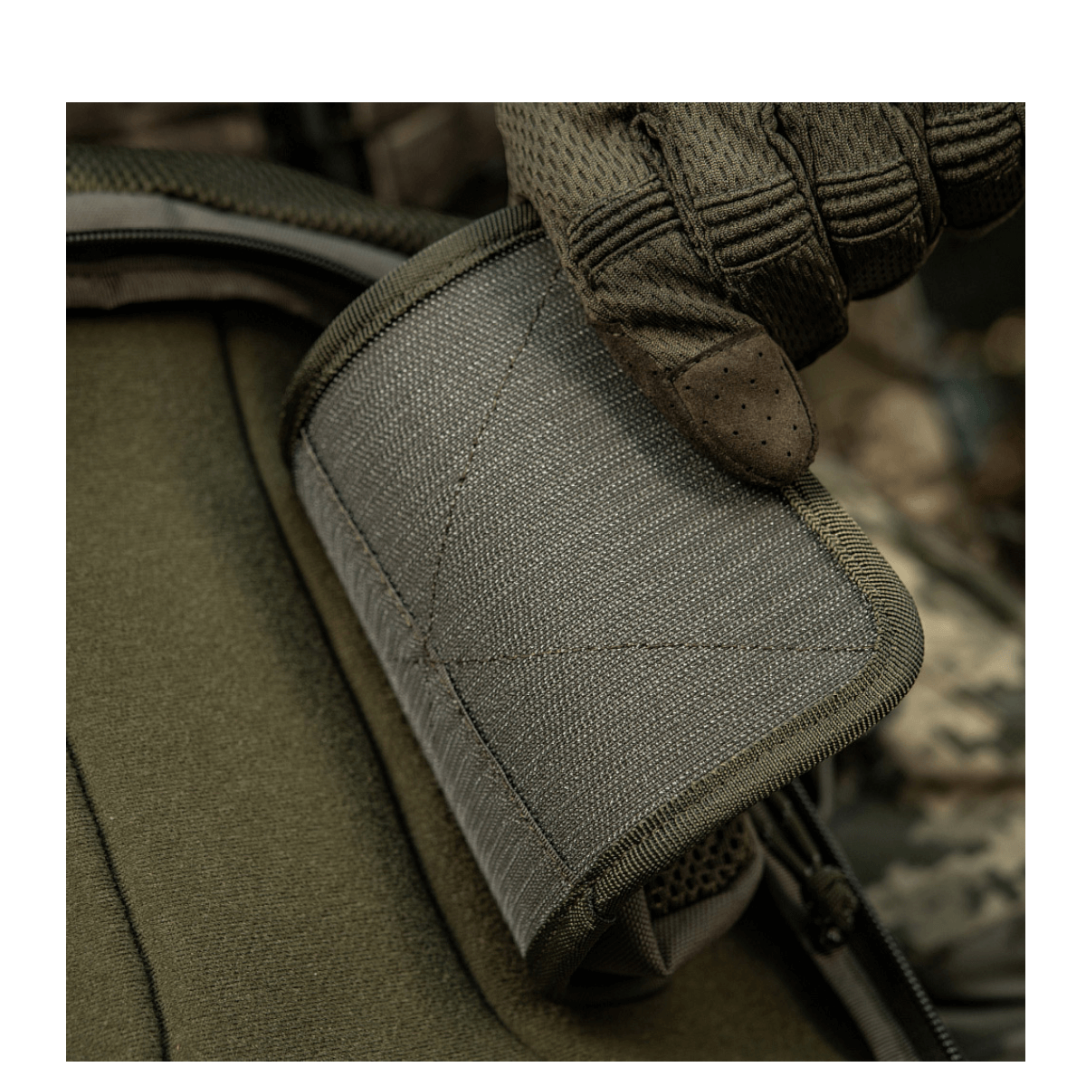 M-Tac Hook & Loop Utility Panel med lynlåslomme til organisering, vist i en taske for nem adgang til småting, måler 19 x 13 cm.