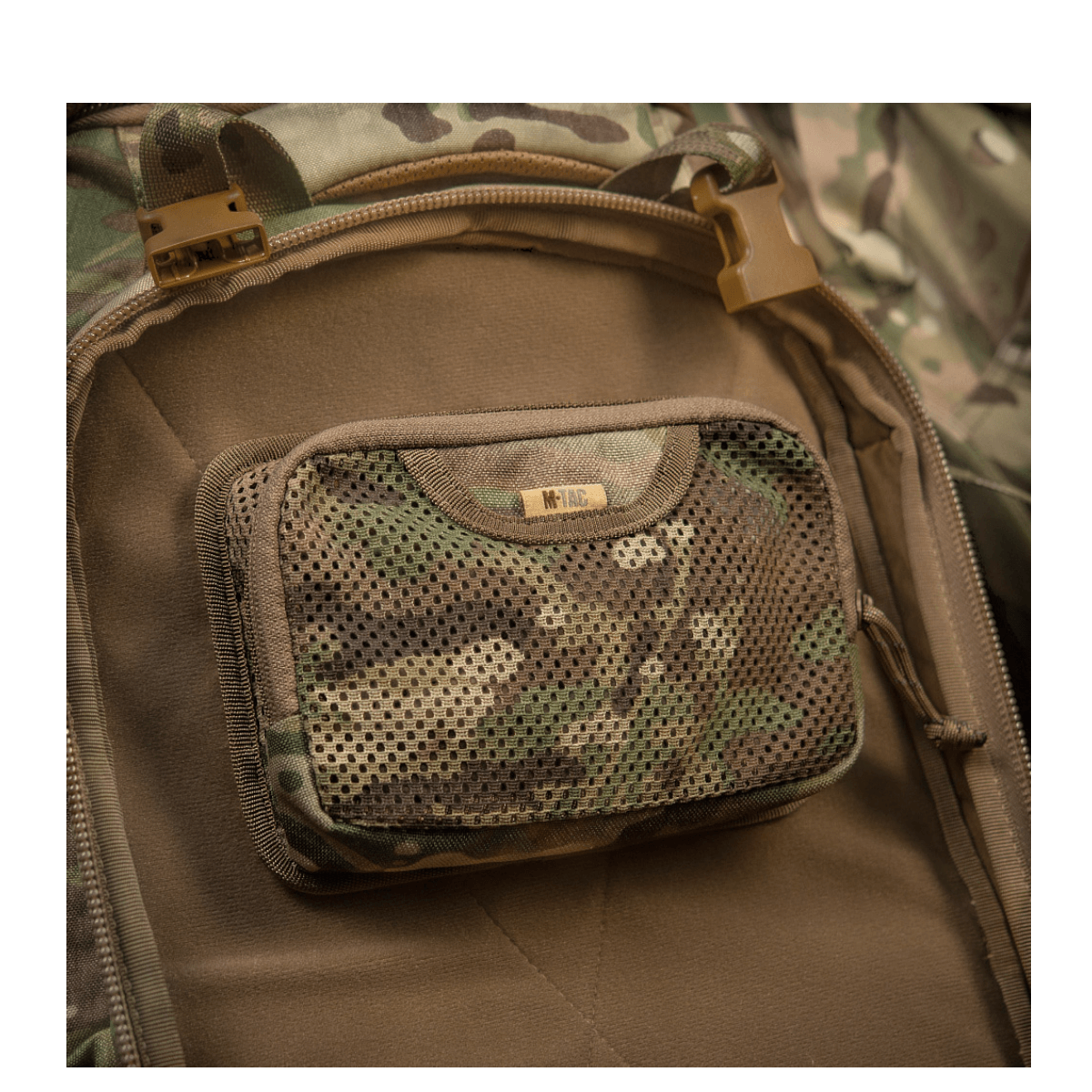 M-Tac Hook & Loop Utility Panel i en taskes inderlomme med modulært mesh-panel til organisering.