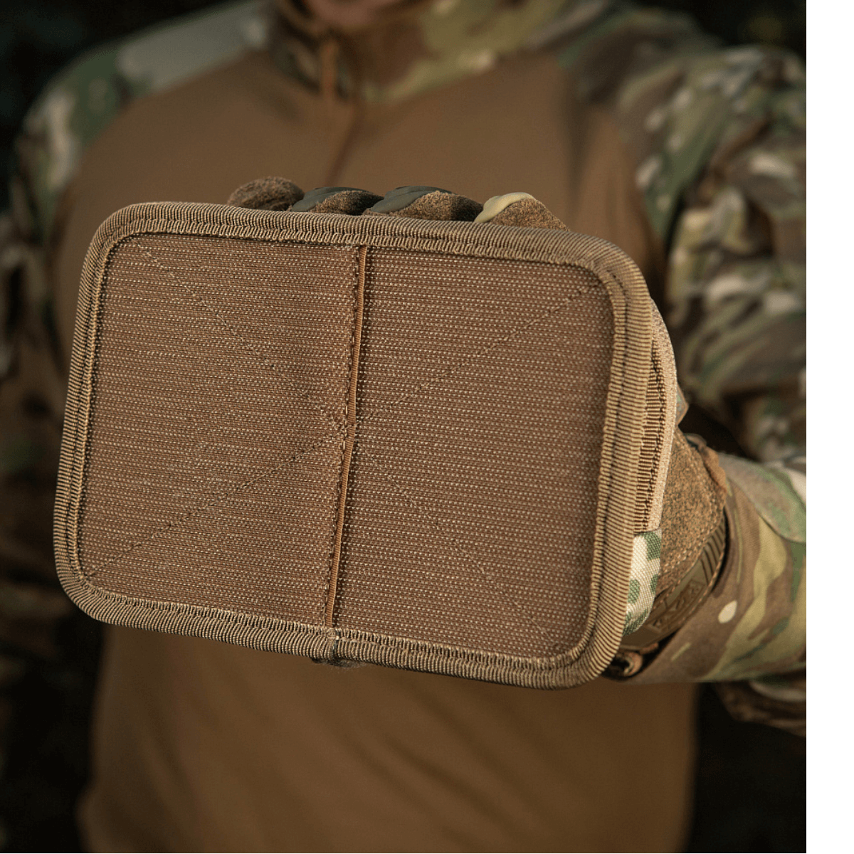 M-Tac Hook & Loop Utility Panel vist i hånden, ideel til organisering i tasker eller rygsække med lynlåslomme og hook-fastener.