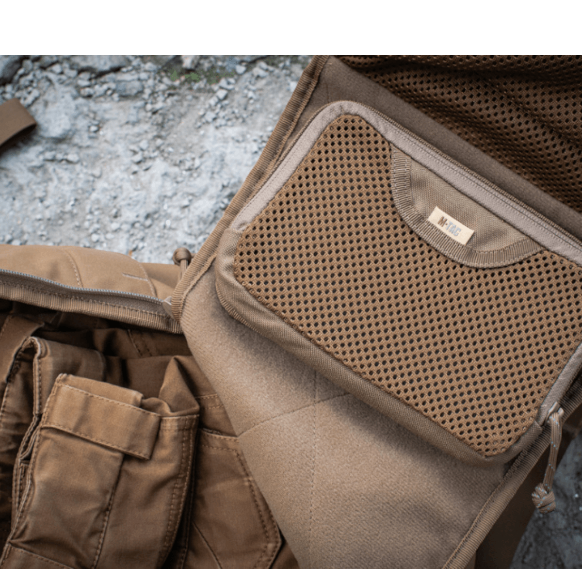 M-Tac Hook & Loop Utility Panel - modulært panel med lynlåslomme til tasker. Perfekt til organisering af småting. Mål: 19 x 13 cm.