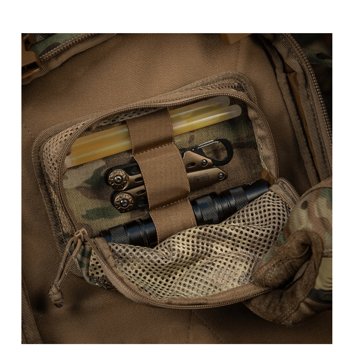 Indvendig M-Tac Hook & Loop Utility Panel med lynlåslomme til organisering af småting i rygsæk, med værktøjer og lommer.