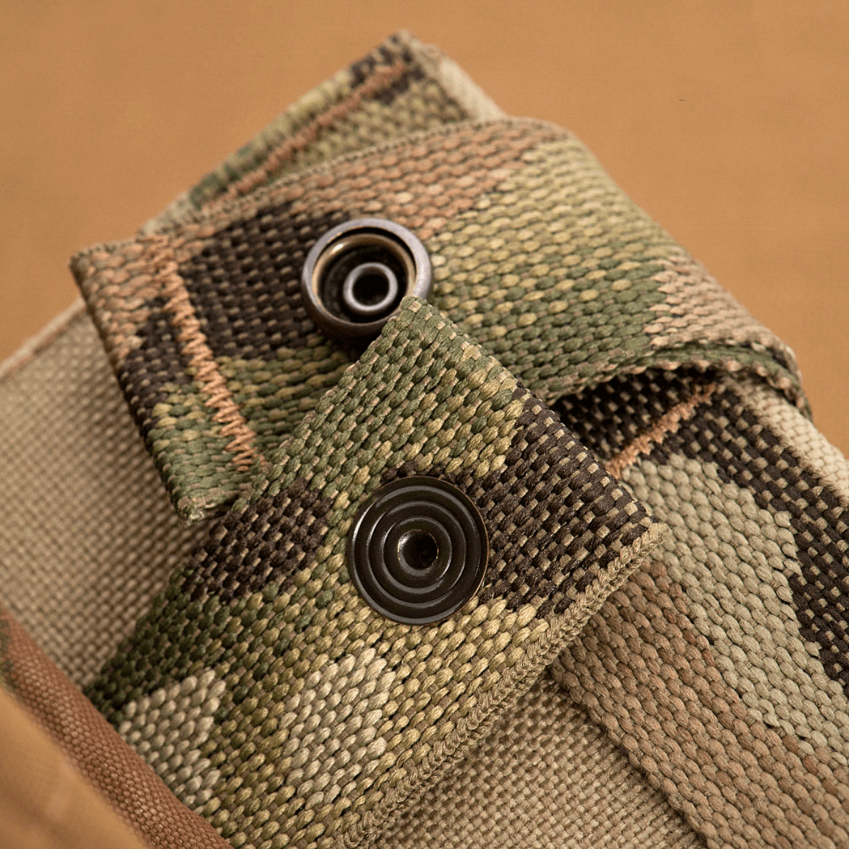 M-Tac Mag Drop Pouch Elite med camouflagemønster og robuste knaplukninger for hurtig adgang og sikker montage