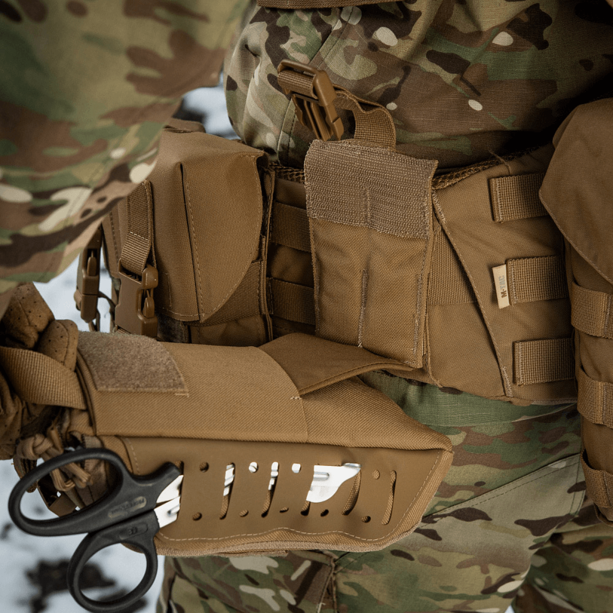 M-Tac Medical Pouch Elite Rip Off på militæruniform, taktisk førstehjælpstaske med hurtigt håndtag og elastisk indvendig organisering.