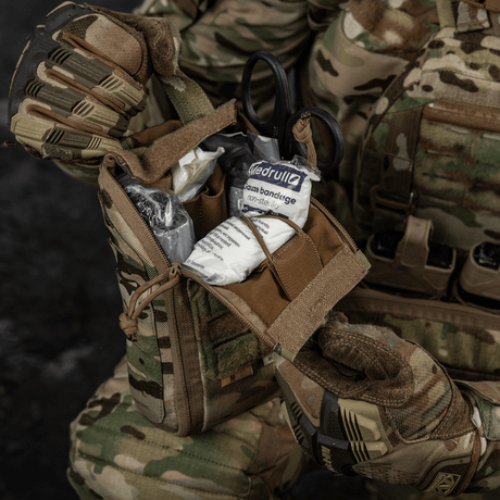M-Tac Medical Pouch Elite Rip Off åben med medicinsk udstyr, taktisk førstehjælpstaske til kritiske situationer med hurtig adgang.
