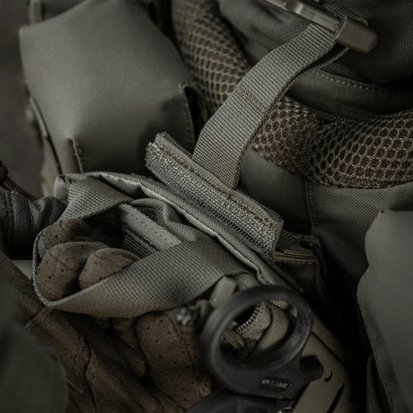 M-Tac Medical Pouch Elite Rip Off fastgjort til taktisk rygsæk, klar til hurtig adgang i kritiske situationer.