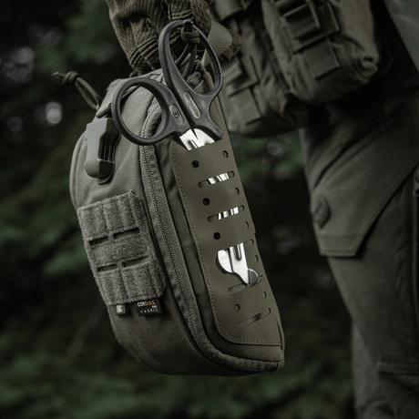 M-Tac Medical Pouch Elite Rip Off i en taktisk brugssituation med førstehjælpstilbehør fastgjort til ydersiden.