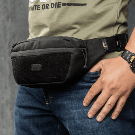M-Tac Tactical Waist Bag Gen.II Elite bæltetaske laget av slitesterk Cordura 1000D, båret av en person iført jeans