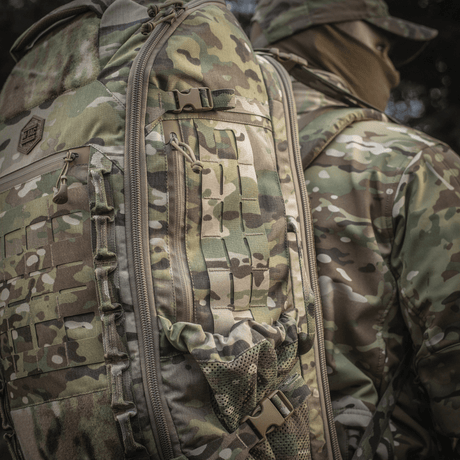 M-Tac Ryggsekk Large Gen.III Elite i bruk, camo taktisk ryggsekk med ergonomisk design, laget av slitesterkt Cordura-materiale.