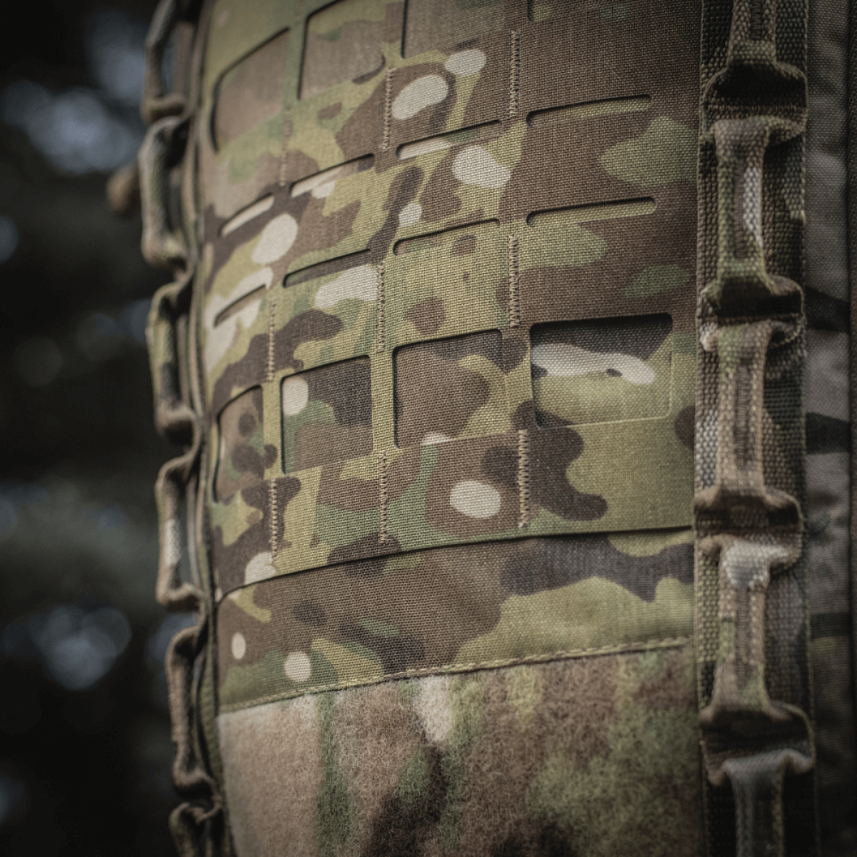 Detaljebillede af M-Tac Rygsæk Large Gen.III Elite i camouflagedesign, viser slidstærk Cordura-konstruktion og taktiske egenskaber.
