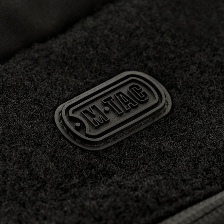 M-Tac Ryggsekk Gen.II Elite Large med svart logo i fokus, laget i slitesterkt Cordura-stoff for holdbarhet og funksjonalitet.