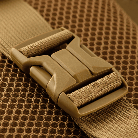 Nærbilde av spenne og stropp på M-Tac Ryggsekk Gen.II Elite Large, laget av slitesterkt Cordura 330D-materiale.