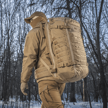 Turgåer med M-Tac Ryggsekk Gen.II Elite Large i skog. Robust og allsidig ryggsekk for utendørs bruk laget i Cordura-materiale.