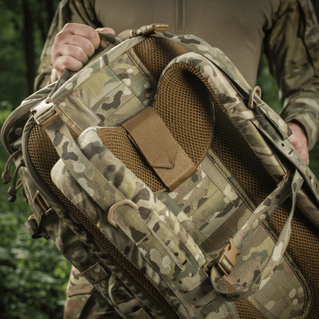 M-Tac Ryggsekk Gen.II Elite Large i camo-design, holdt av en person, viser ergonomisk design og høy slitestyrke.