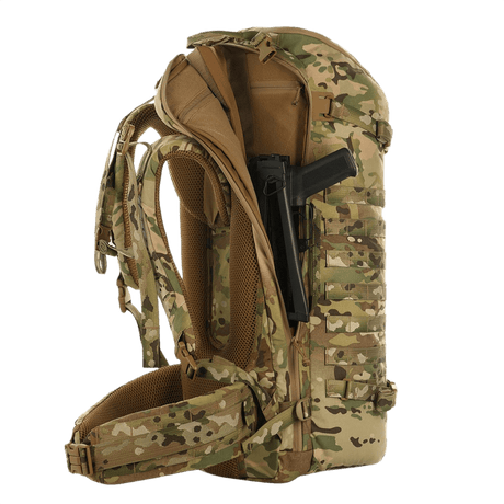 M-Tac Ryggsekk Gen.II Elite Large i kamuflasjedesign, åpnet for å vise innvendige rom for oppbevaring av våpen, laget av slitesterk Cordura.