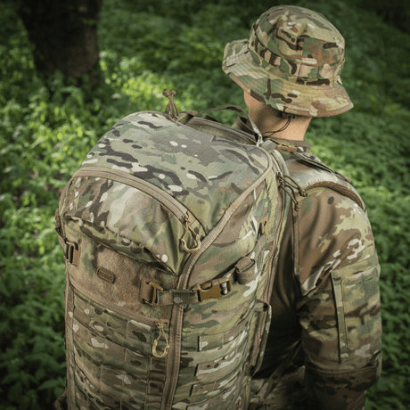 M-Tac Ryggsekk Gen.II Elite Large i skogsområde, slitesterk og funksjonell militærryggsekk, laget av Cordura-materialer.