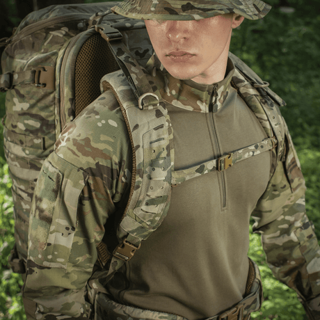 M-Tac Ryggsekk Gen.II Elite Large båret av person i kamuflasjeuniform i skogmiljø.