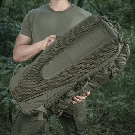 M-Tac Ryggsekk Gen.II Elite Large i skogmiljø, ergonomisk designet for robust oppbevaring, laget av slitesterkt Cordura.