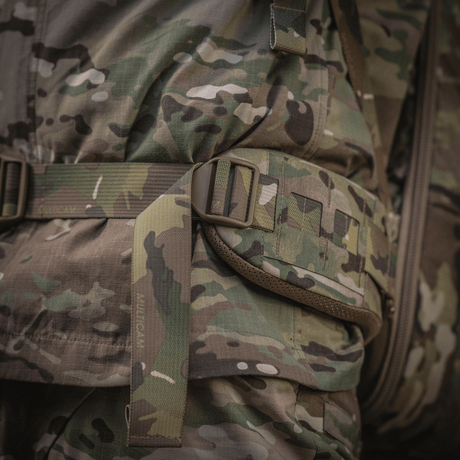 M-Tac Ryggsekk Large Gen.IV Elite i kamuflasje, nærbilde av robuste stropper og spenner, laget av Cordura-materiale.