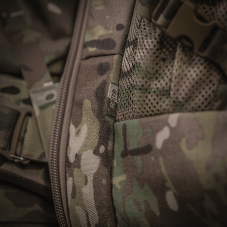 Detalj av M-Tac Ryggsekk Large Gen.IV Elite i slitesterkt Cordura i kamuflasjedesign, ideell for utendørs bruk.