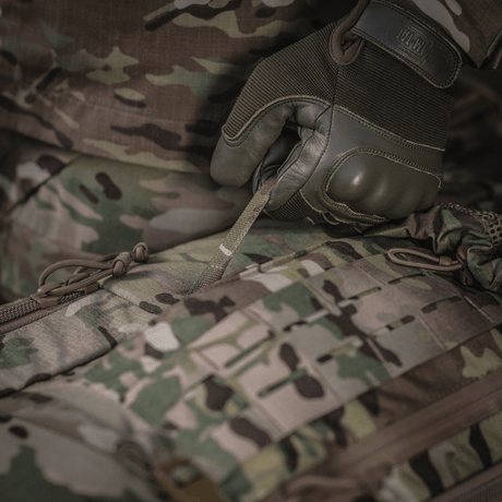 Detaljert bilde av M-Tac Ryggsekk Large Gen.IV Elite i bruk, viser holdbart Cordura-materiale i kamuflasjedesign.