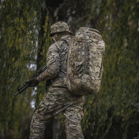 Soldat med kamuflert M-Tac Ryggsekk Large Gen.IV Elite i skogmiljø.