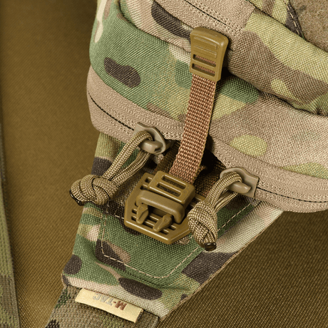 Nærbilde av M-Tac Bat Wing Bag Elite med kamuflasje og robuste spenner. Laget i slitesterkt Cordura 500 MS.