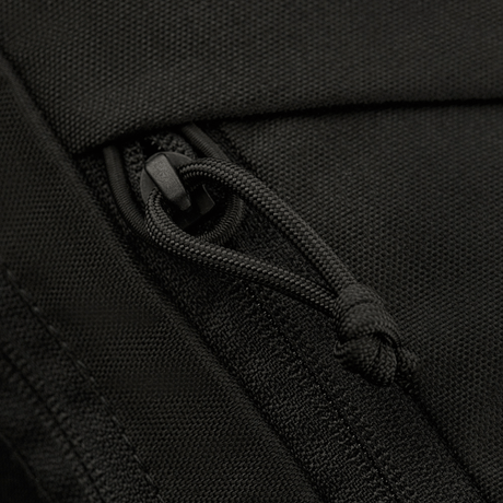 Nærbilde av glidelåsen på M-Tac Magnet XL Bag Elite, en praktisk skulderveske med innovativ magnetlås og velcro-panel.