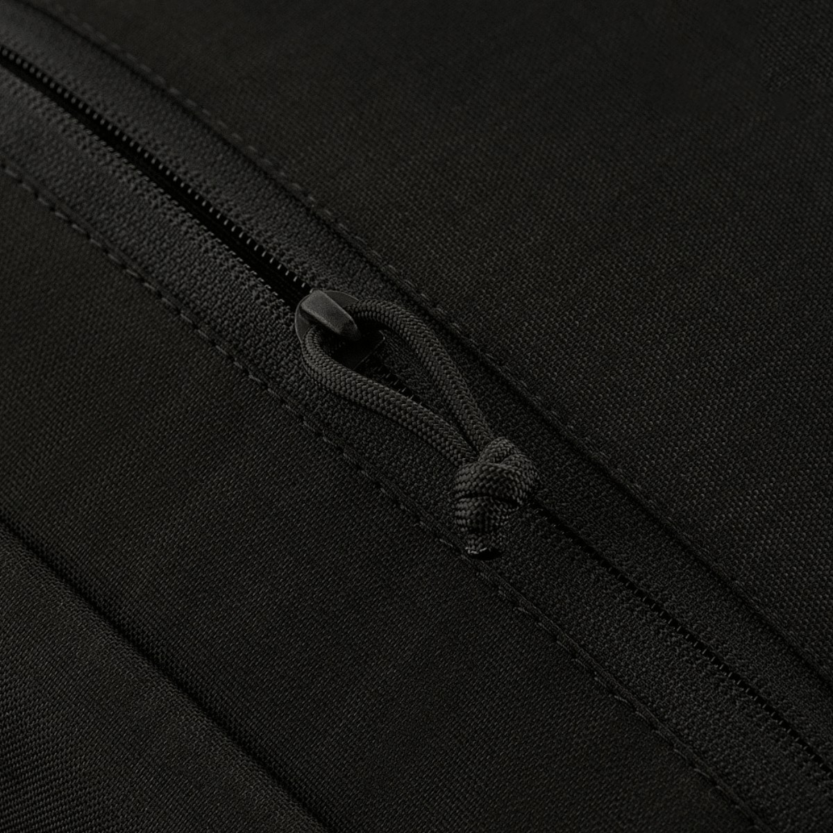 Nærbillede af M-Tac Magnet XL Bag Elite lynlåsdetalje i sort stof