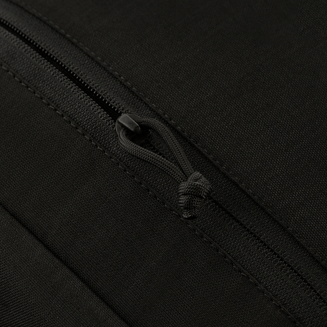 Nærbilde av glidelåsdetalj på M-Tac Magnet XL Bag Elite i svart stoff.