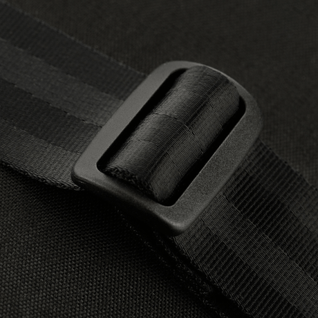 Nærbilde av spenne på M-Tac Magnet XL Bag Elite med innovativ FidLock V-Buckle magnetlås.