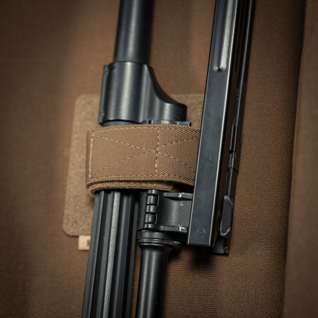 Close-up af indvendig fastgørelse i M-Tac Gun Backpack Case 125 cm Gen.II Elite, der viser solid polstring og stropper til sikker opbevaring.