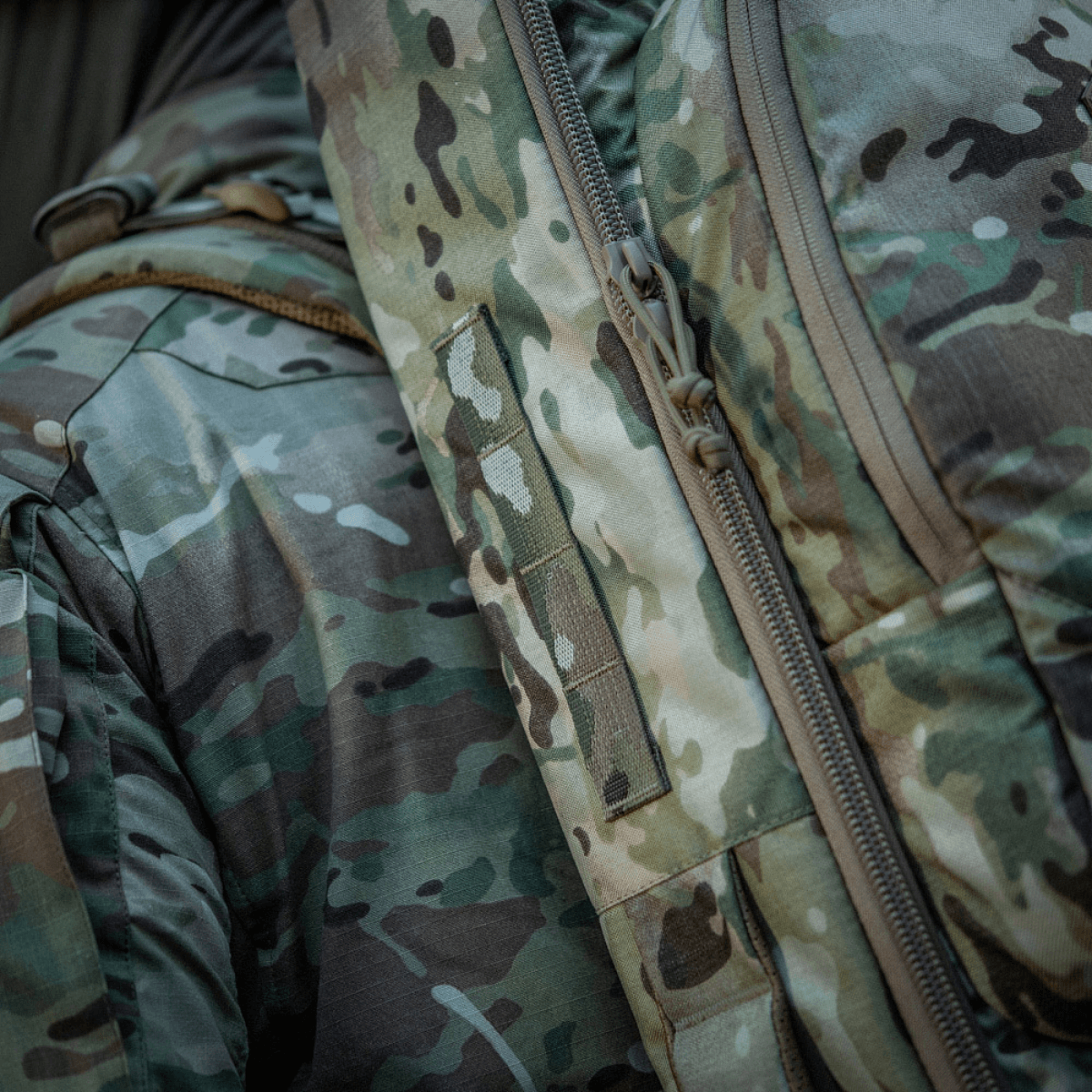 Nærbillede af M-Tac Gun Backpack Case 125 cm Gen.II Elite i camouflage mønster, fremstillet i holdbart Cordura materiale.