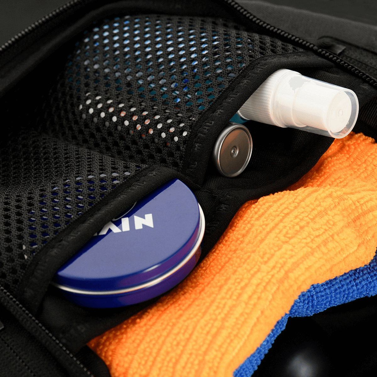 M-Tac Toilettaske Elite Gen.II viser opbevaring af hygiejneartikler som creme, spray og håndklæde i lommer.