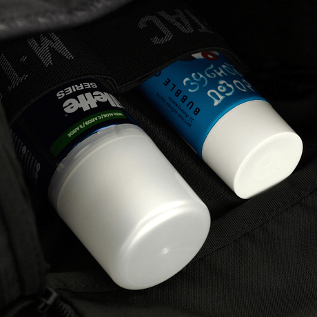 M-Tac toalettmappe Elite Gen.II med oppbevaring av to hygieneartikler i mappens organiserte rom.