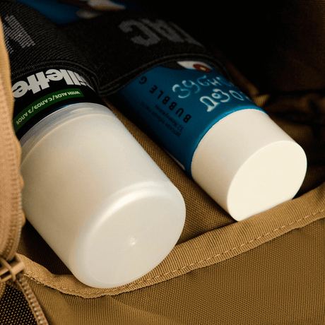 M-Tac toalettmappe Elite Gen.II med toalettsaker oppbevart, viser kompakt og organisert innredning for reisebruk.