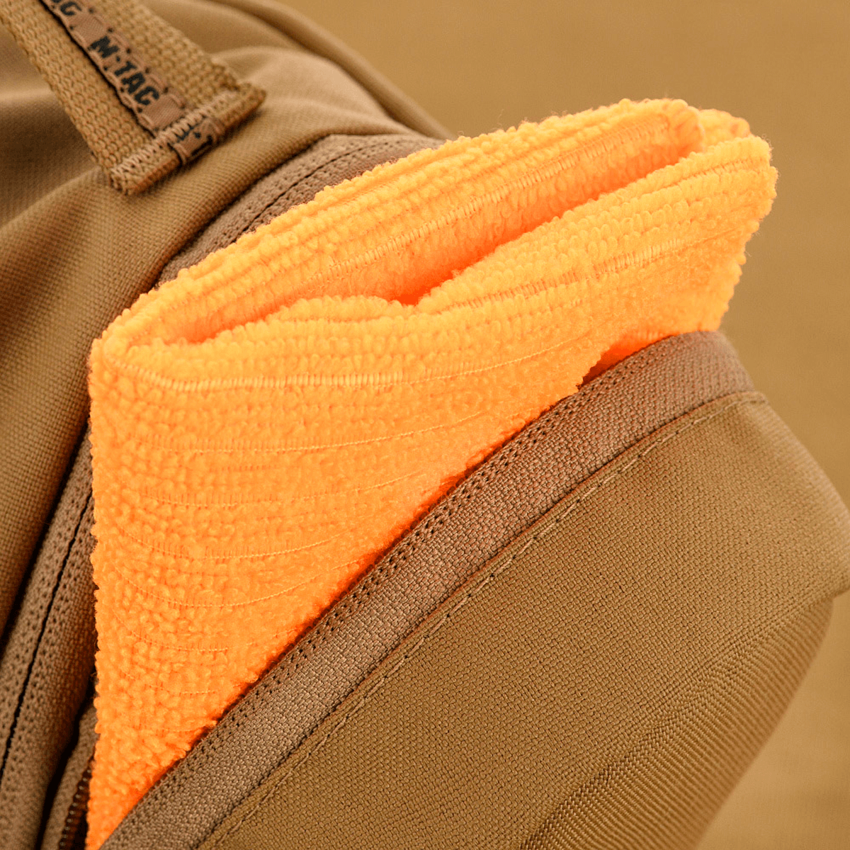 M-Tac Toilettaske Elite Gen.II med orange klud i yderlomme, designet til organiseret opbevaring af hygiejneartikler og småting.