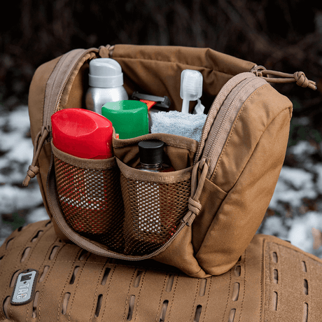 M-Tac toalettmappe Elite Gen.II med hygieneartikler og reiseutstyr organisert i et kompakt design.