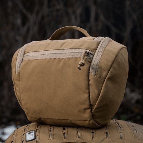 M-Tac toalettmappe Elite Gen.II i beige, perfekt for oppbevaring av hygieneartikler, kompakt og praktisk for reise.