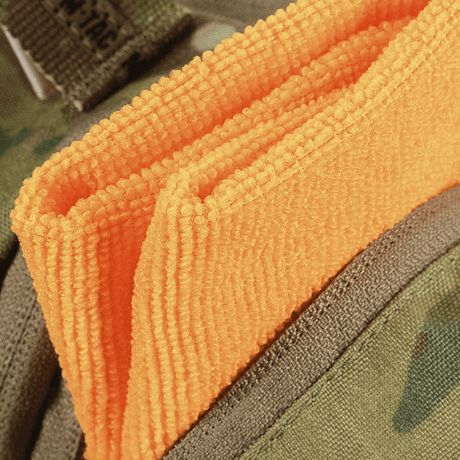 M-Tac toalettmappe Elite Gen.II med oransje håndkle for oppbevaring av toalettsaker i en kompakt og organisert veske.