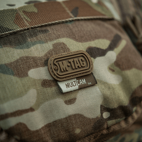 Nærbilde av M-Tac toalettmappe Elite Gen.II i kamuflasjedesign, viser M-Tac-logoen på stoffet.