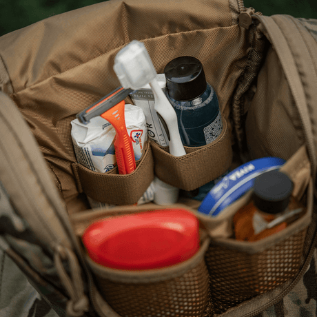 M-Tac toalettmappe Elite Gen.II med oppbevaringsrom for toalettsaker som tannbørste, barbermaskin og toalettartikler.