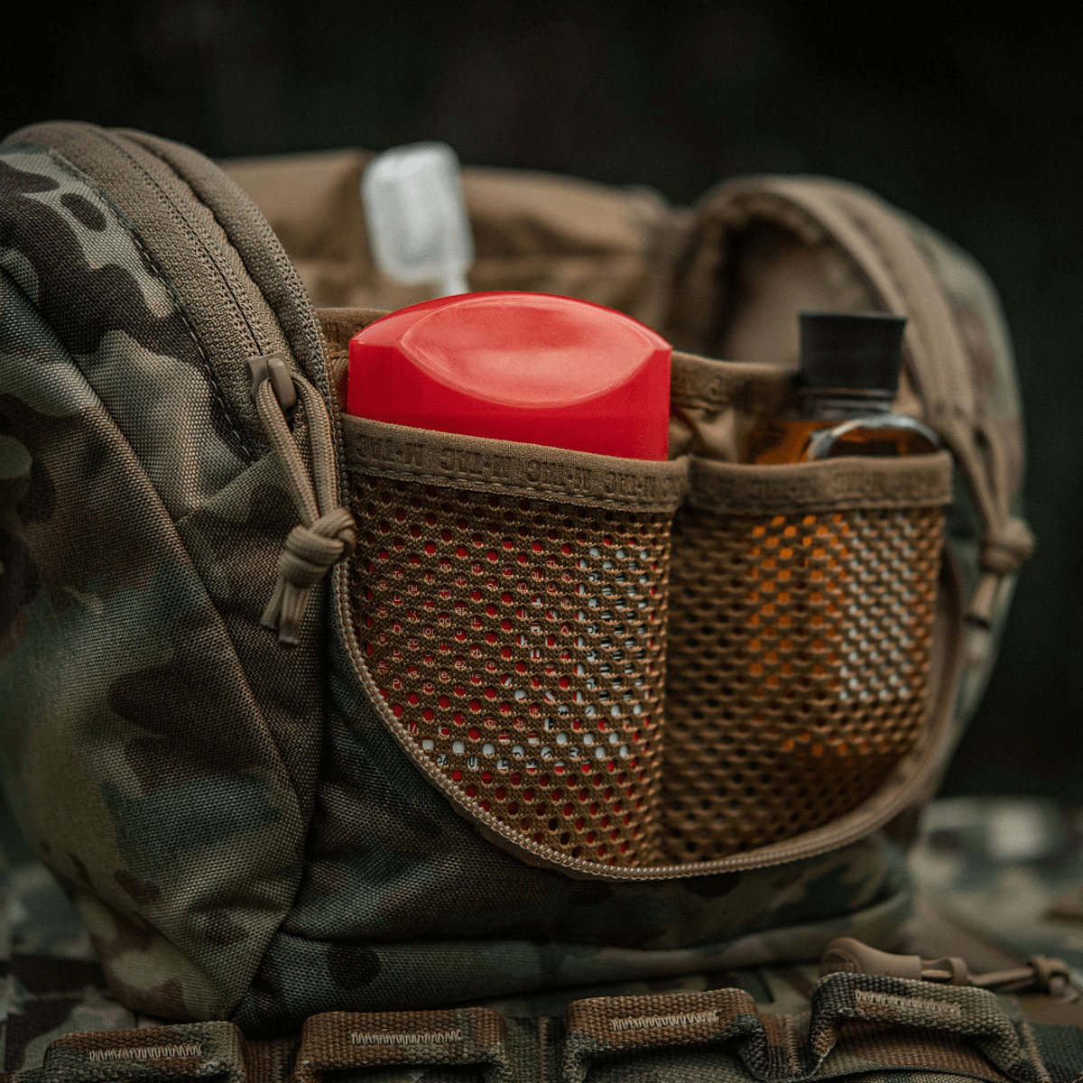 M-Tac Toilettaske Elite Gen.II, kompakt rejsetaske med flere lommer til opbevaring af hygiejneartikler og småting.